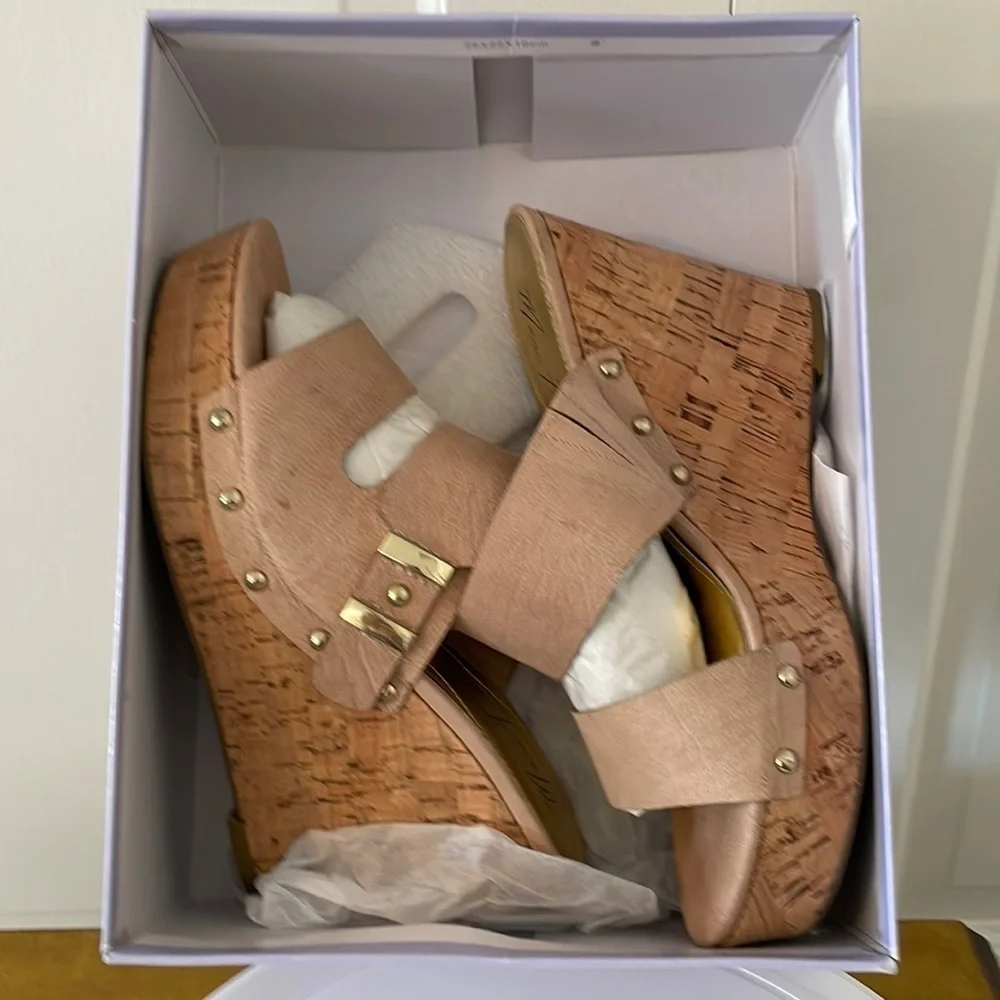 👍🏼 Marc Fisher neutral platform Sandals Size 8.5 👍🏼